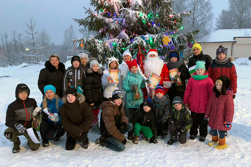 В посёлке Вяртсиля вместе украшали новогоднюю ёлку
