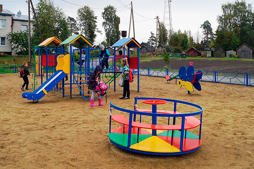 Новую детскую площадку обустроили в посёлке Рускеала