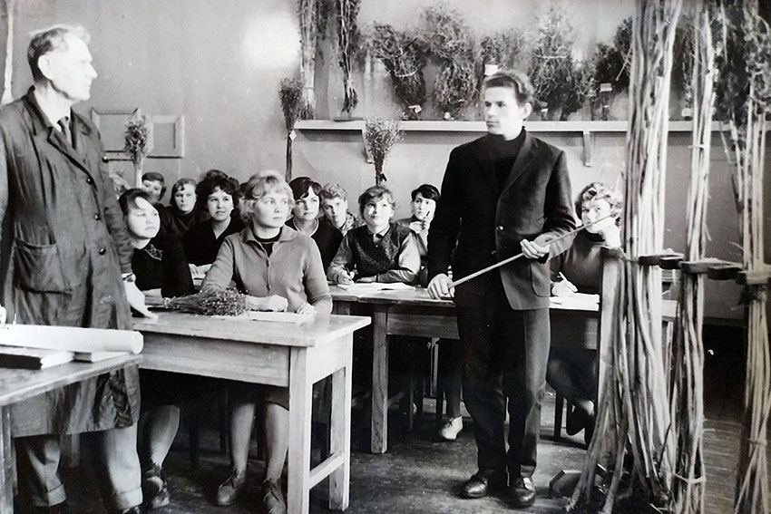 На уроке растениеводства. Преподаватель С.В. Фаворский. 1966 г. (фото из архива колледжа)