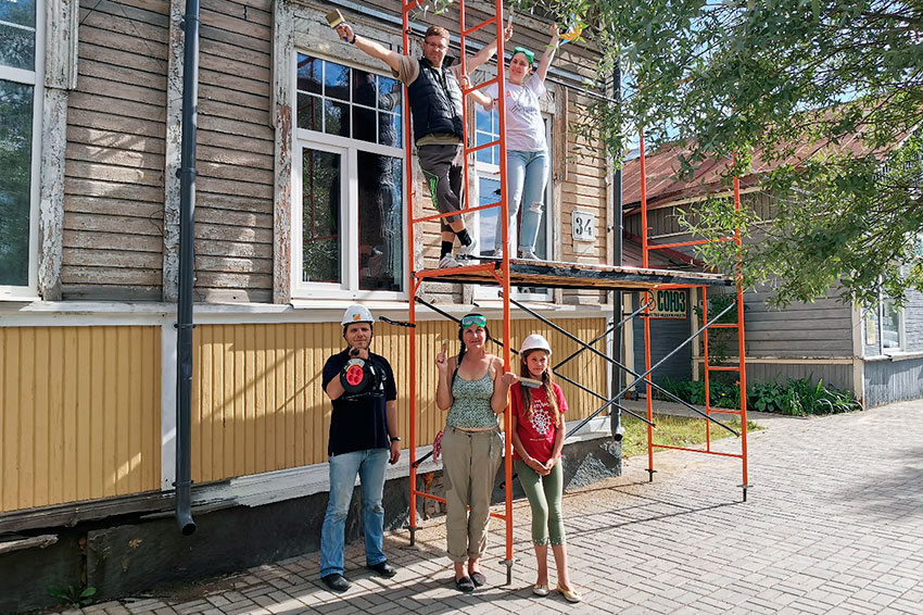 Добровольцы продолжают красить историческое здание на улице Карельской