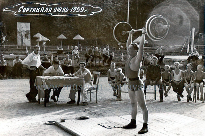 Соревнования по лёгкой атлетике в городском парке. В.А. Забирунов за судейским столом справа. Автор фото А.Н. Волков