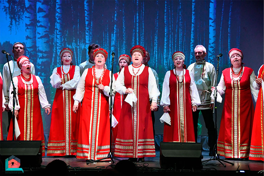 Голосами хора
